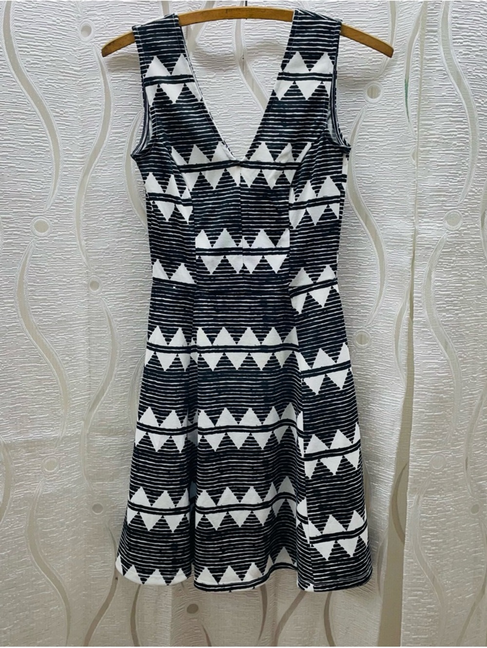 H&M Skater Dress Women XS Black White Excellent Geometric V-Neck Sleeveless Mini